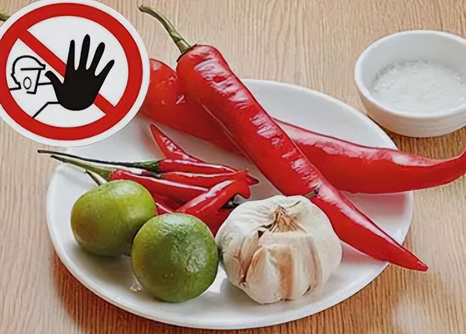 晚上睡觉嘴巴口干缺啥,晚上睡觉嘴巴总发干是真的缺水吗