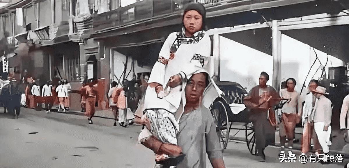侵华日军残酷*行暴**，女子为活命脱下衣服让日本人拍摄，*辱侮**至死
