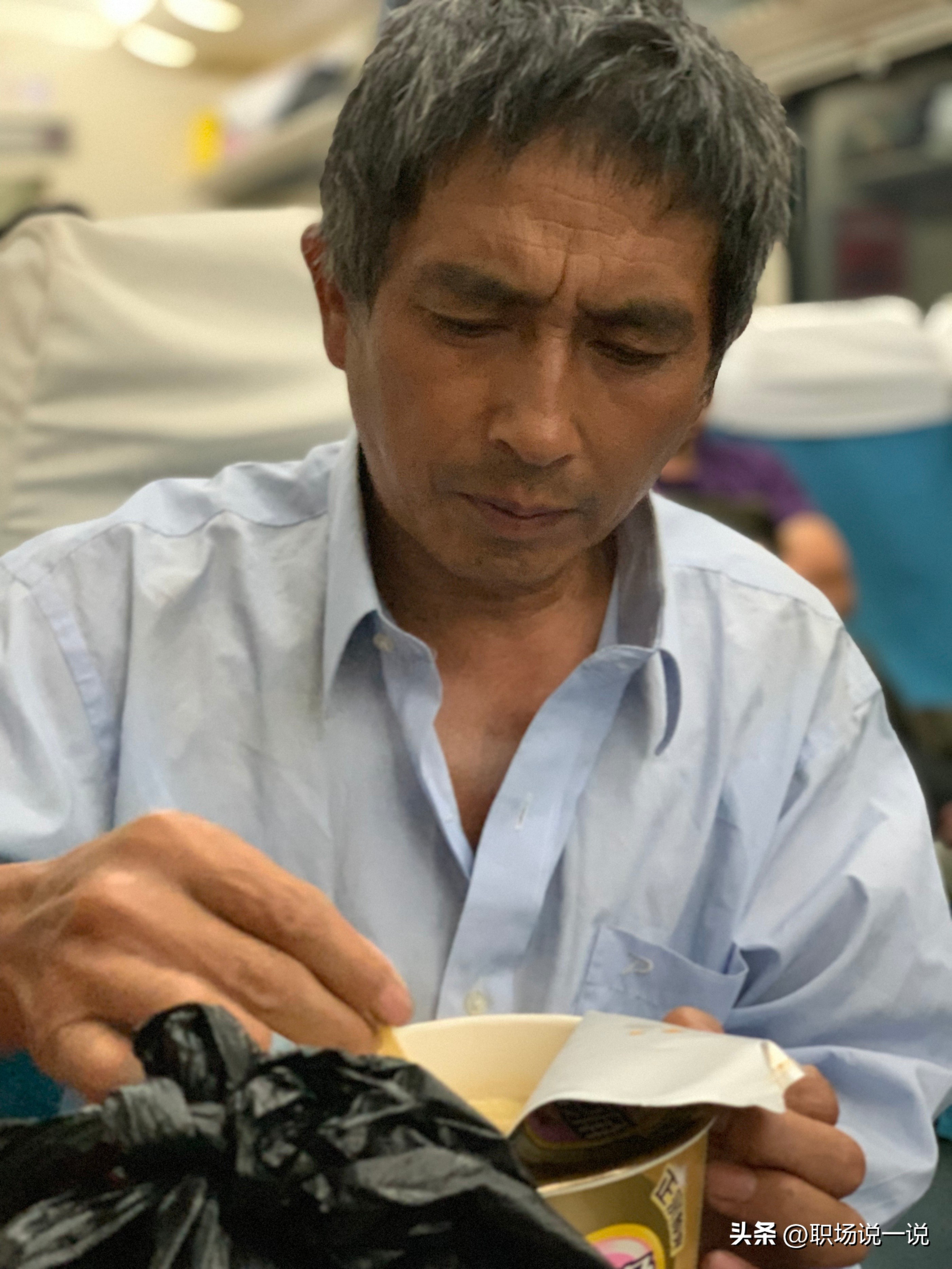 女儿在外地工作不主动跟我联系,女儿在外面打工很少跟父母沟通