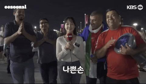 韩国女记者遭球迷强搂,韩国女记者报道世界杯被吓到