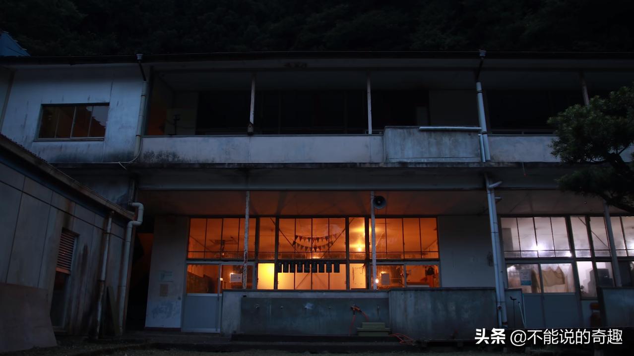 他住在日本深山一间废弃了的学校里7年，活成了许多人追求的样子