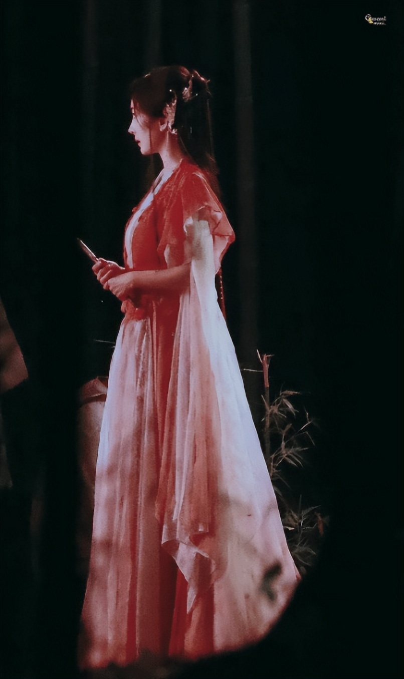 杨幂狐妖小红娘红衣造型,杨幂狐妖小红娘现代装路透图