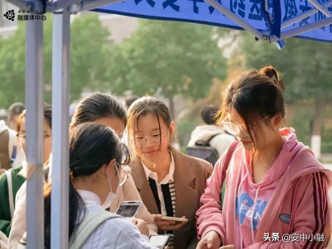 记者节致敬新闻人物,小记者致敬记者节