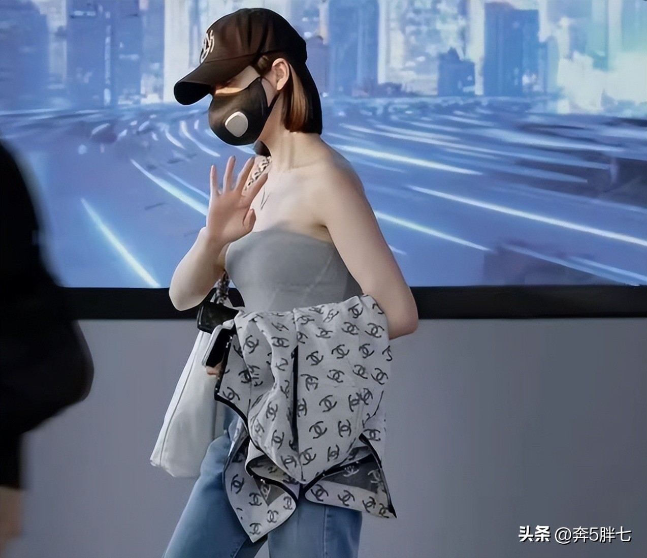 宋茜一身海盗衫现身机场,宋茜口罩