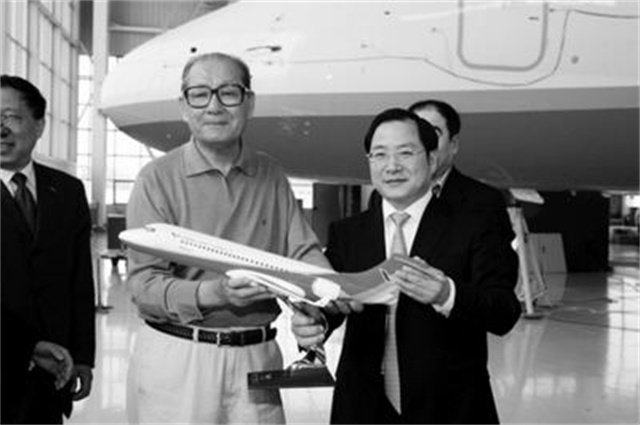 机械厂普通工人，55岁官至副国级，历任北京市委书记，此人是谁？