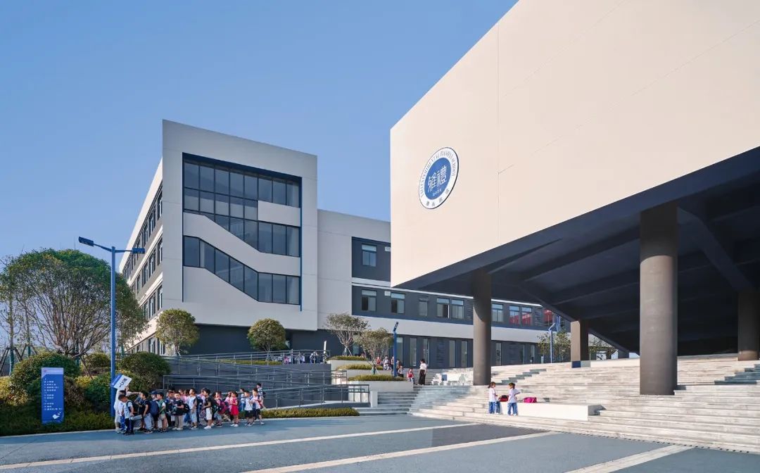 九年一贯制学校设计,阶梯式学校效果图