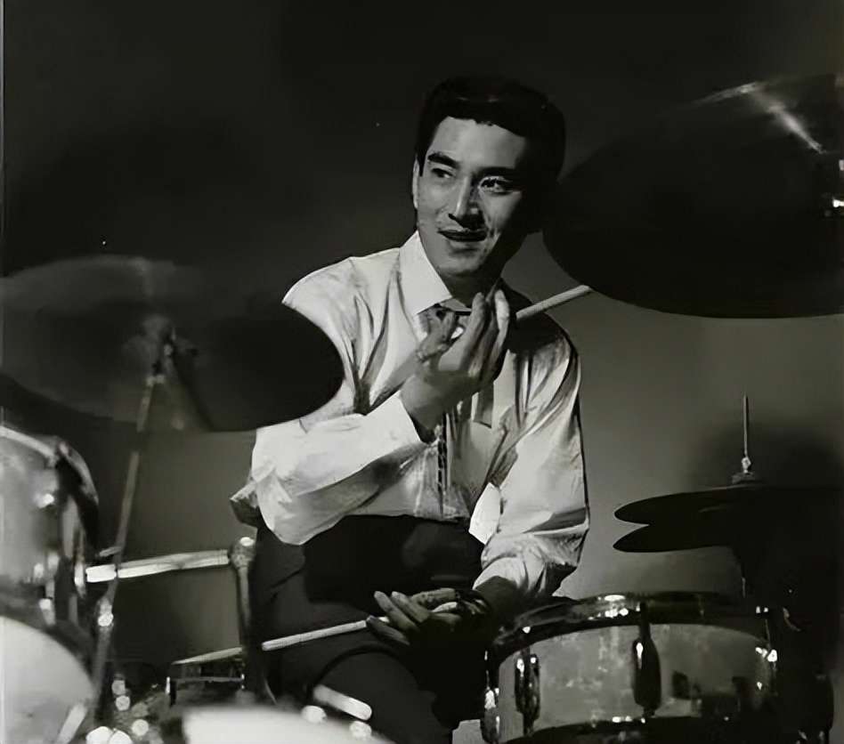 日本演员高仓健逝世,高仓健在日本地位