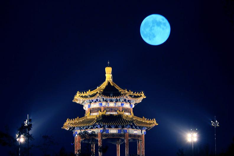 中秋共赏圆月的诗句,古今中外中秋咏月的古诗词有哪些