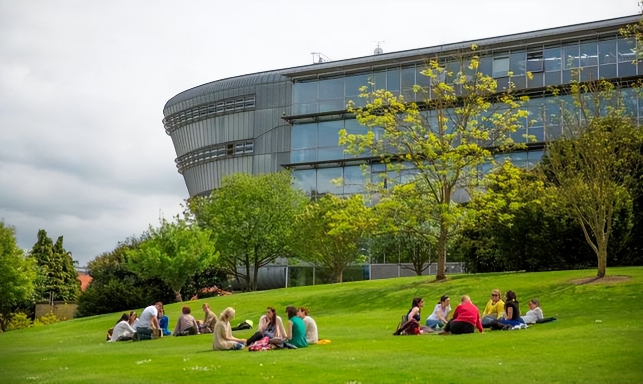 萨里大学在英国大学中的实力如何？