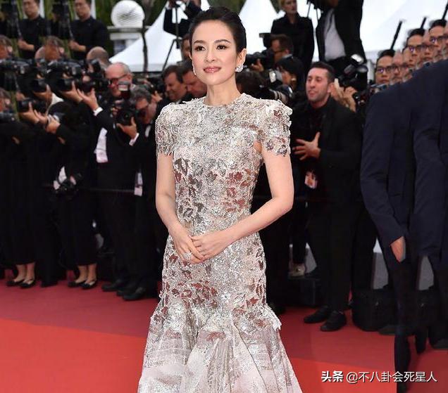 冬天走红毯穿得厚的女明星,女明星走红毯的穿着