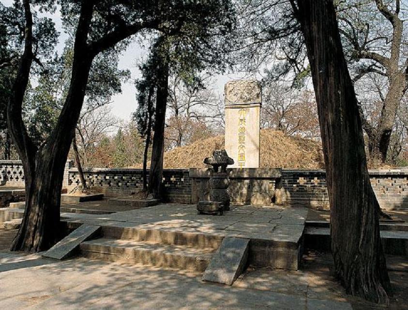 52年毛主席游孔庙，对旁人打趣地说道：我考考你们，孔子姓什么？