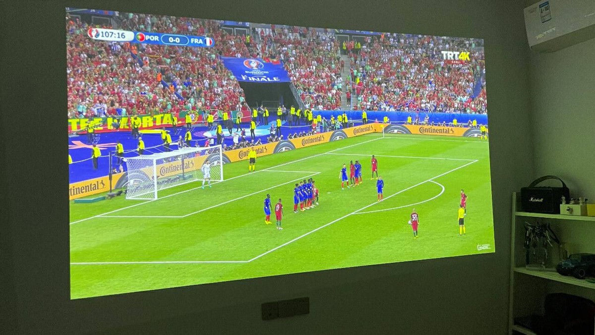 有它，挤啥电影院？AOCL1智能投影实测：2500ANSI流明+帝瓦雷调音