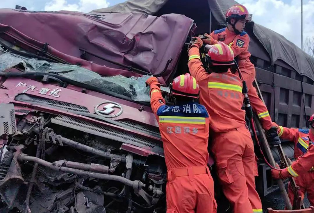 萍乡两车相撞车头撞得稀巴烂视频,两车相撞紧急救援视频
