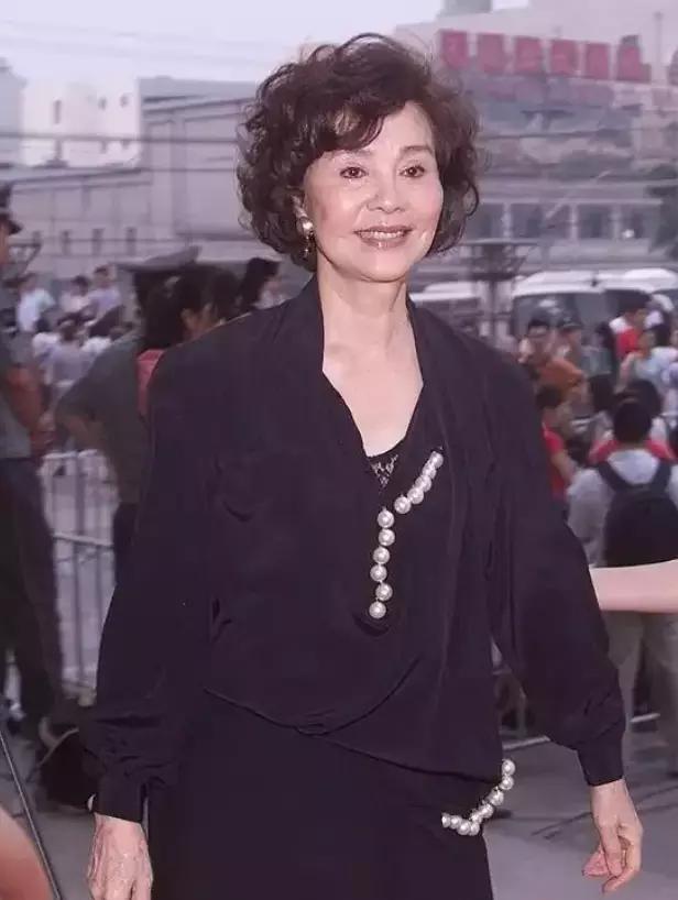 76岁归亚蕾直面衰老,归亚蕾卷发图片