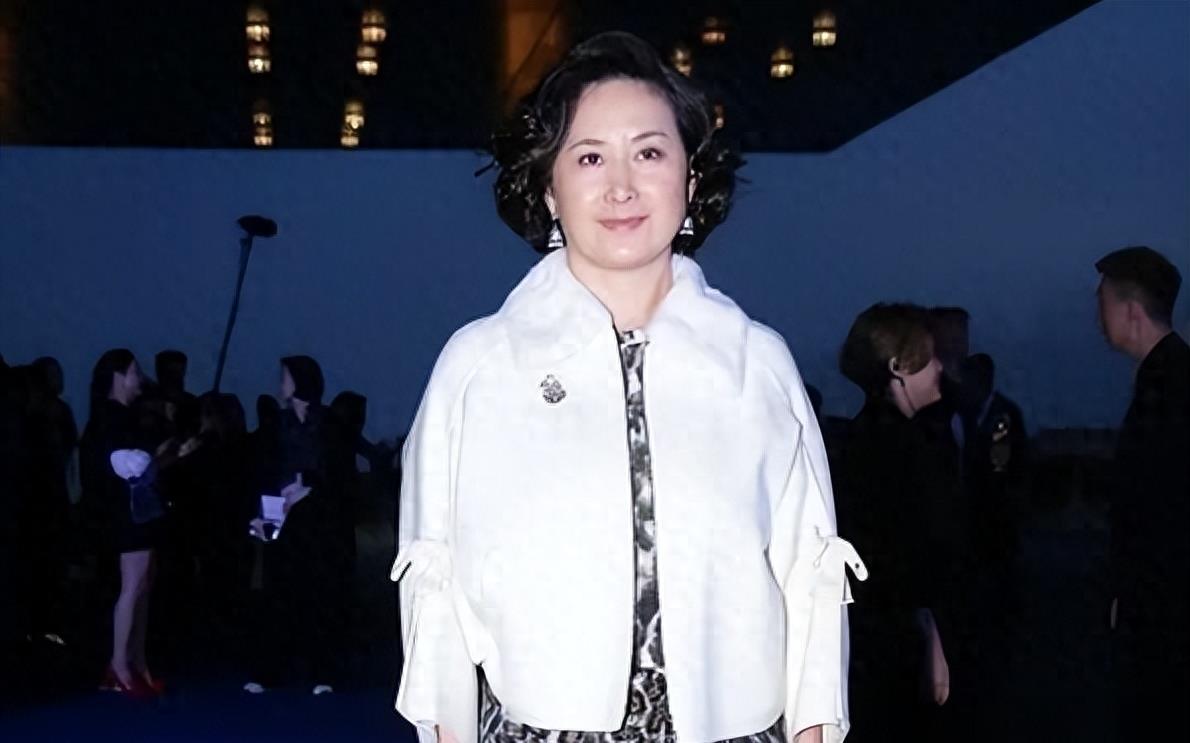 何超琼现身贵州身材惊艳,何超琼现身贵州山区