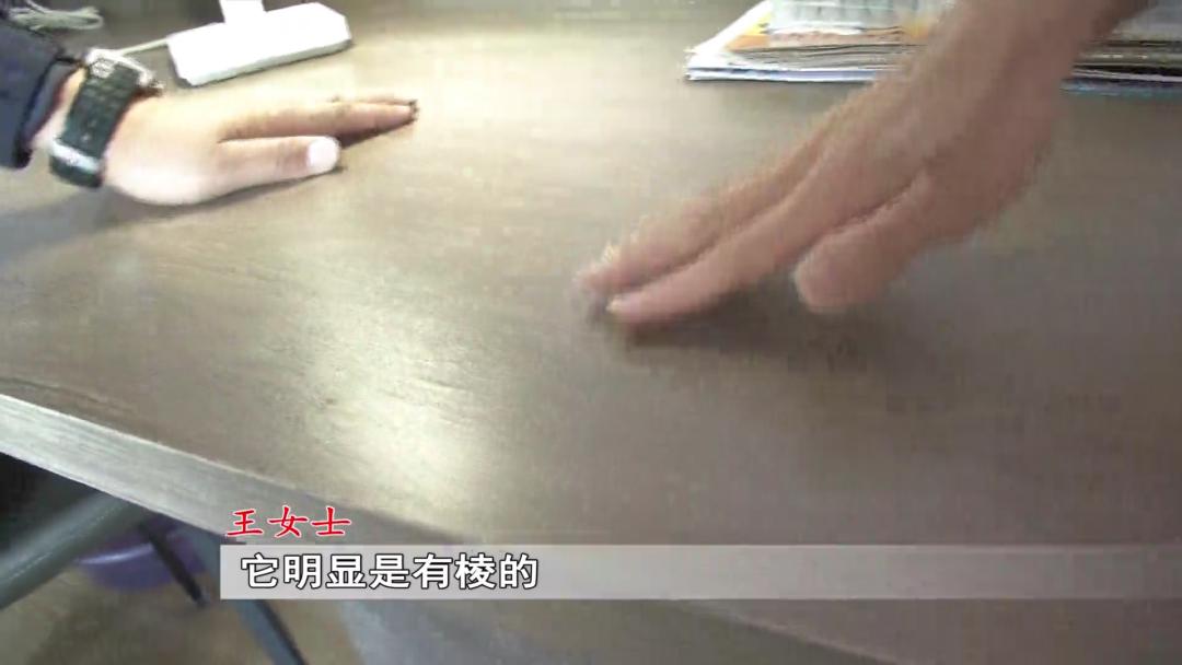 呼和浩特一市民吐槽定制家具刚用一年多处出现鼓包裂纹......