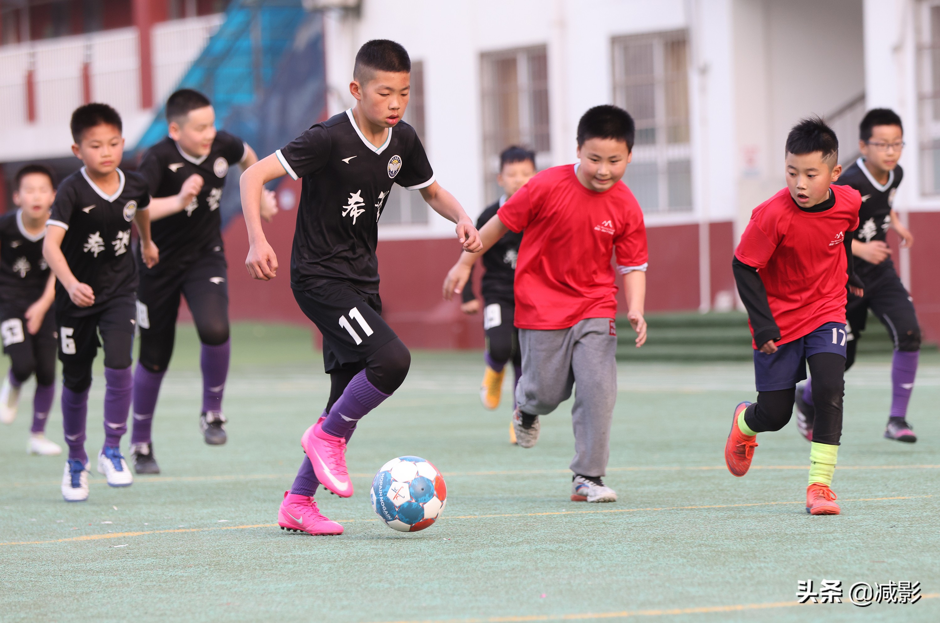 中国足球小将在街头,足球运动员小小少年