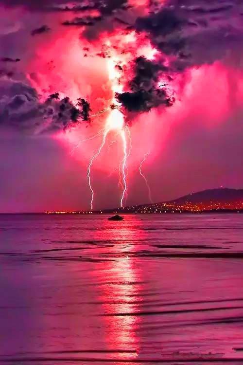 罕见闪电精灵被拍,罕见天空惊现红色闪电持续一小时