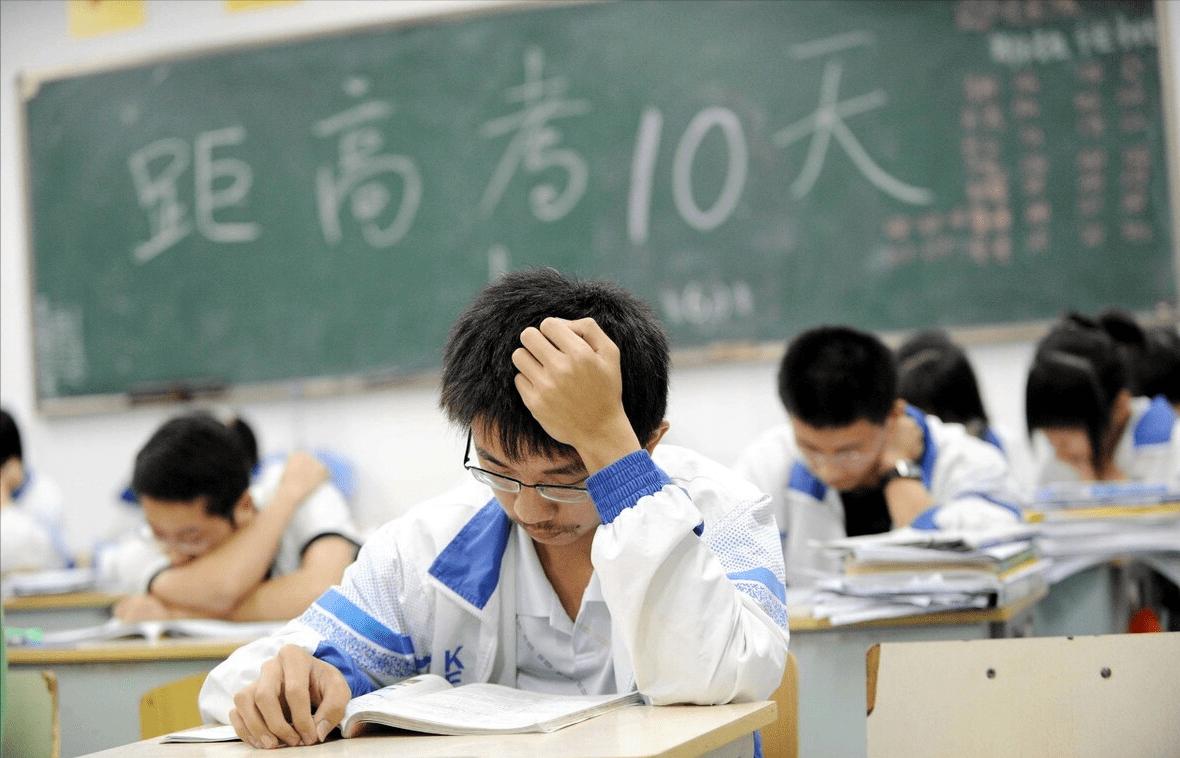 高考后找大姐姐释放“压力”，现在年轻人，到底有多累？