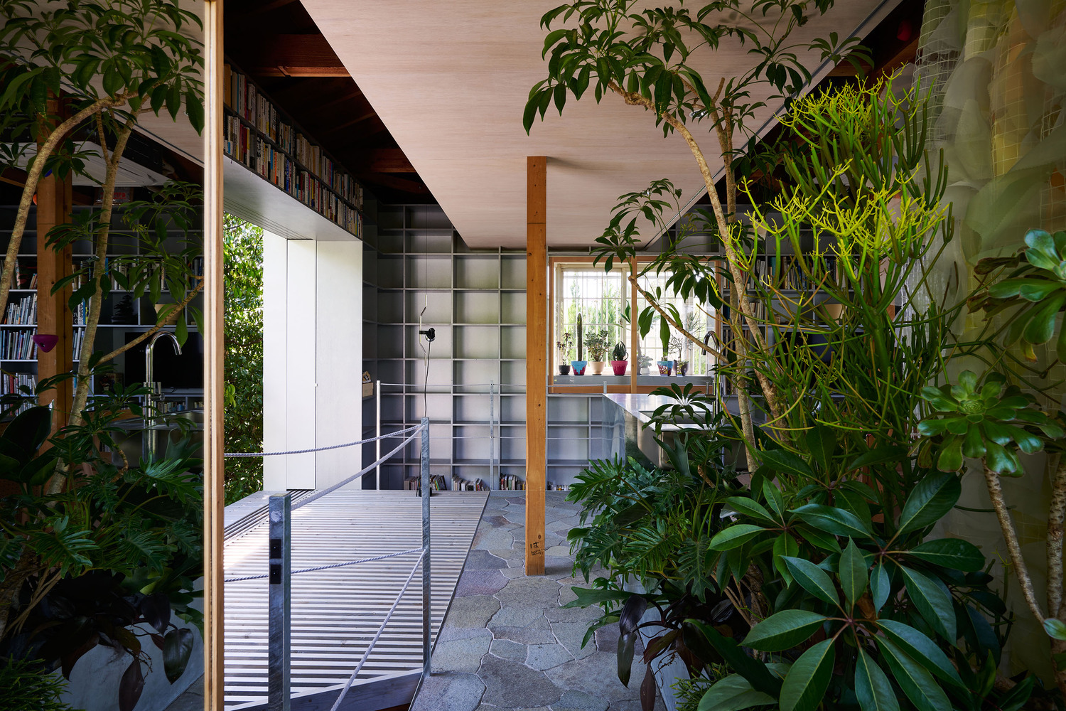 这个老板太会装，把办公室搬到深山，员工因此爱上了工作！