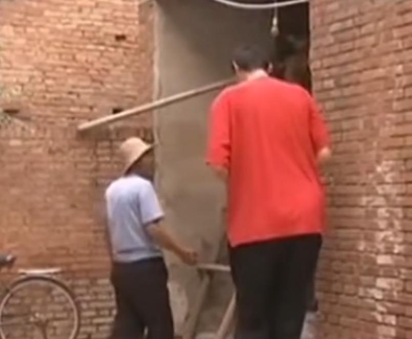 男子身患巨人症身高竟有两米四二,外国夫妇生了巨人症的孩子