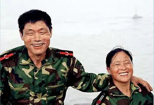 江苏夫妻驻守黄海孤岛32年，无电无淡水年薪5千，丈夫给妻子接生