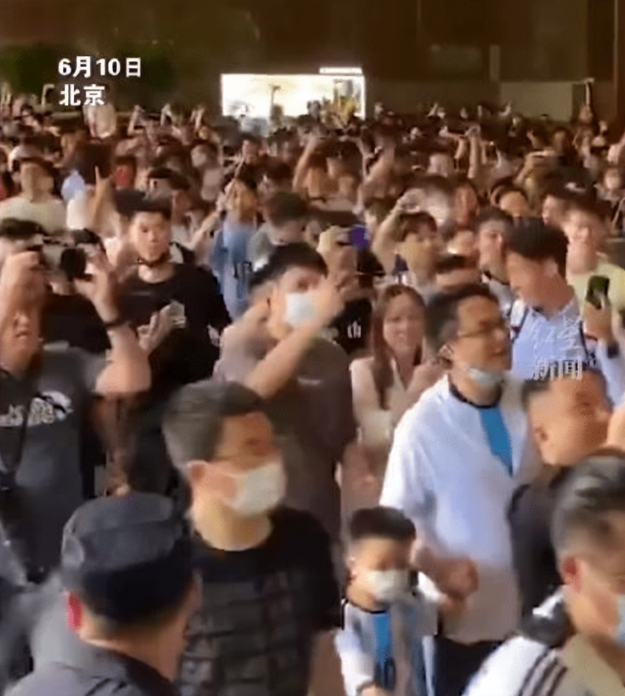 闯球场的球迷,球迷冲进球场拥抱梅西跑了多少米