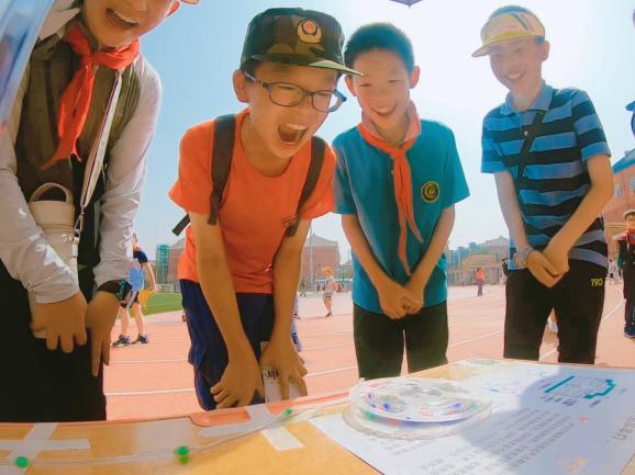 首师大育新华电附中小学部科技节隆重举行