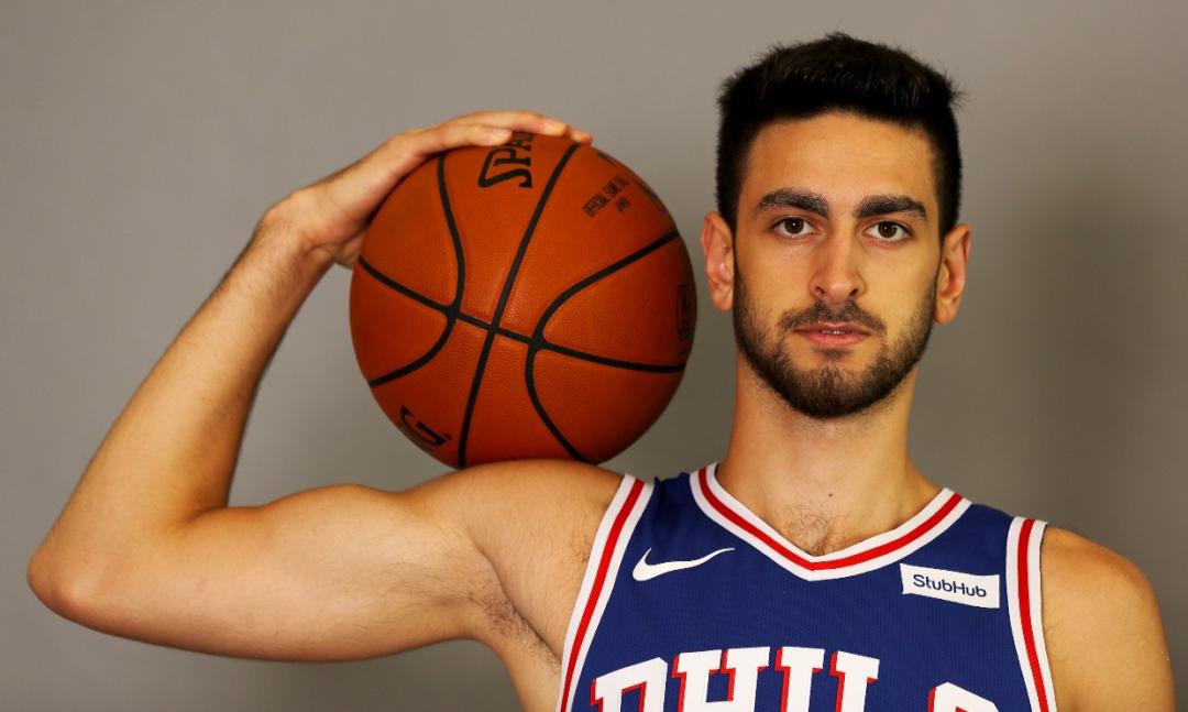 在美国打球的篮球运动员福尔康，被《GQ》杂志评选为最佳着装男士