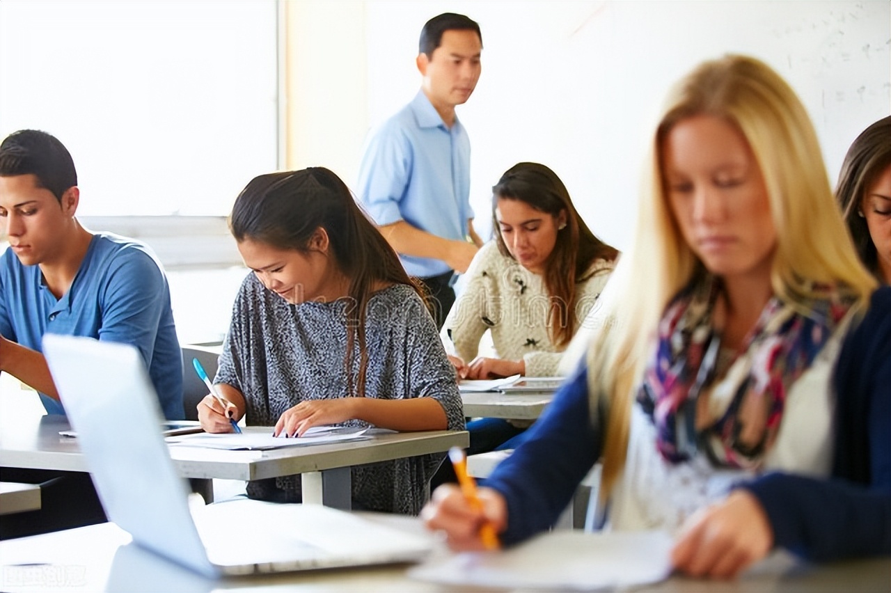 英语写作同伴互评的培训,同伴互评在写作教学中应用
