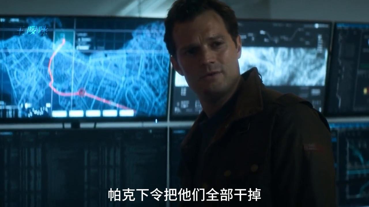 女子被同伙背叛,女子被毒针打中昏迷被扛走