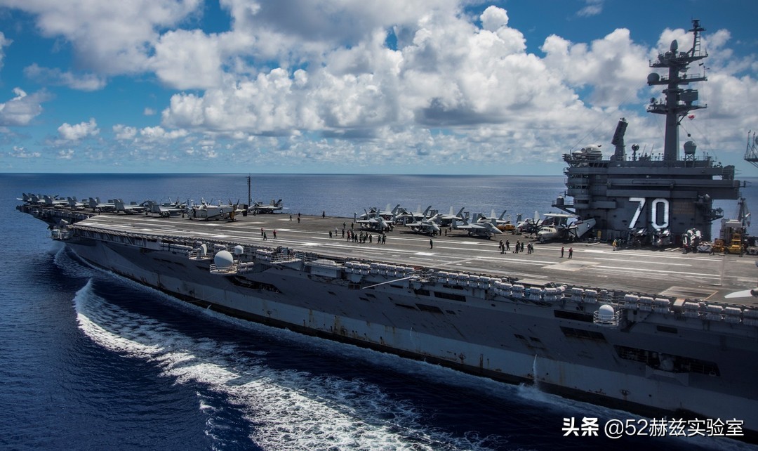 为什么航母旁边有很多小船,为什么航母后面有长长的拖尾