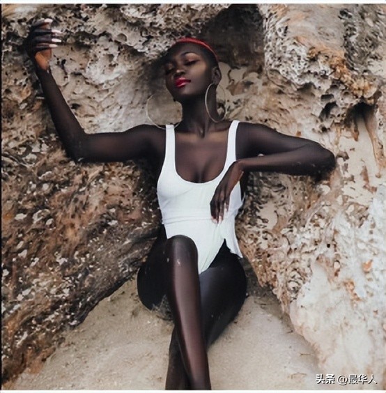 世界最黑女模特：从难民营走上T型台，连黑人都嘲笑她的肤色