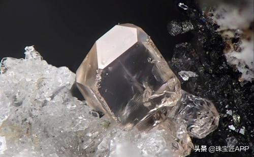 天然锆石有火彩吗,真正的天然红锆石长什么样