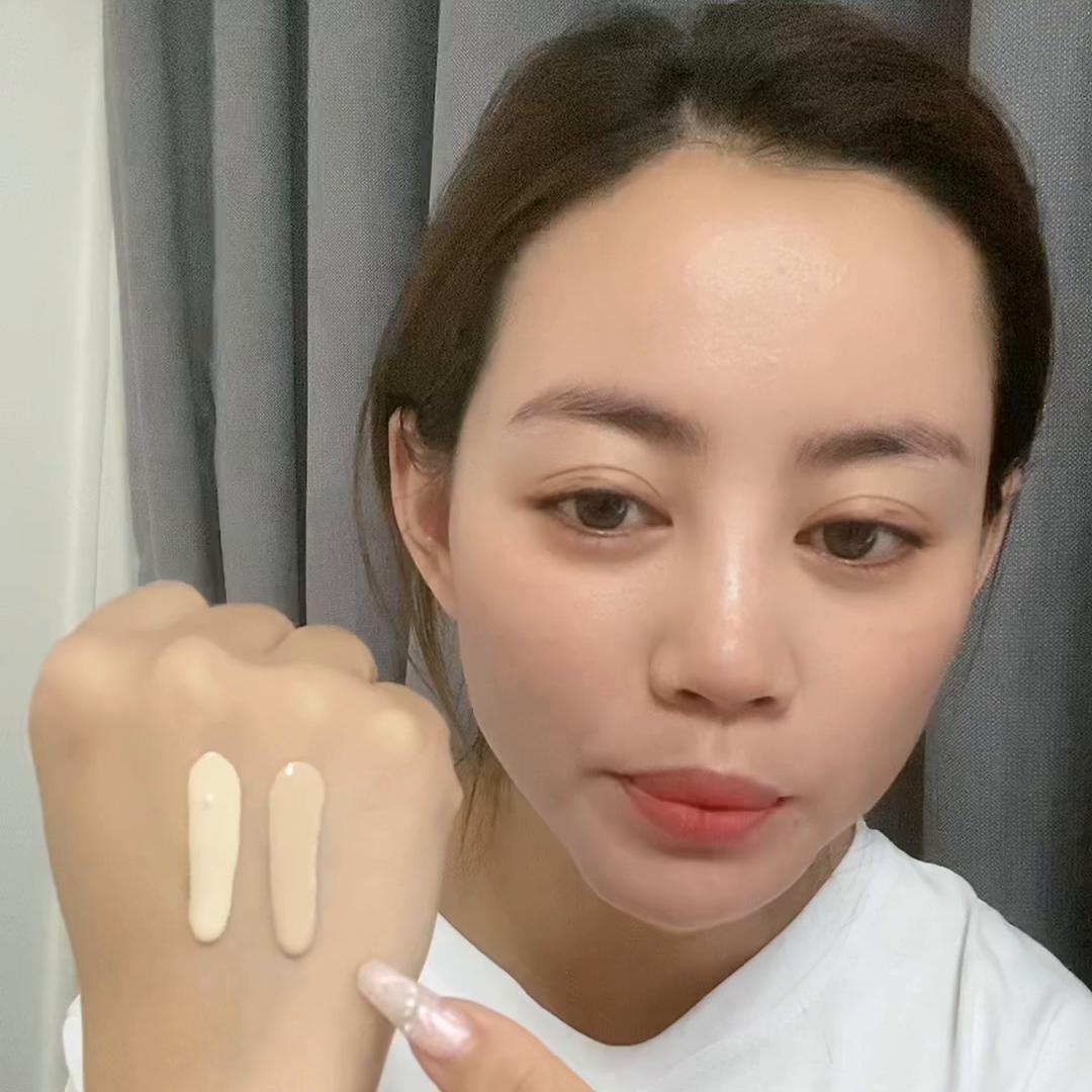 回复拍粉底的姐妹们一定要按我的方法涂抹哟！太持久了，...