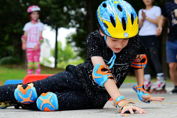 轮滑教程初学儿童版,轮滑怎么刹车