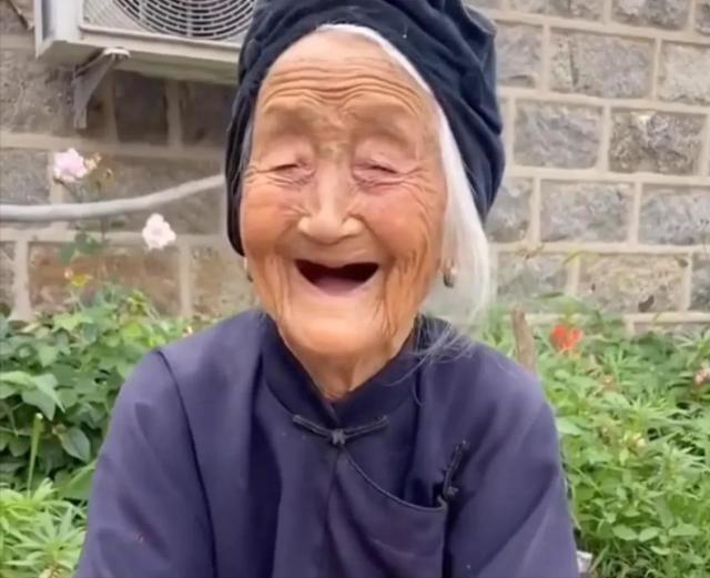 70岁儿子给100岁妈妈送拐杖,七旬老人送102岁母亲拐杖