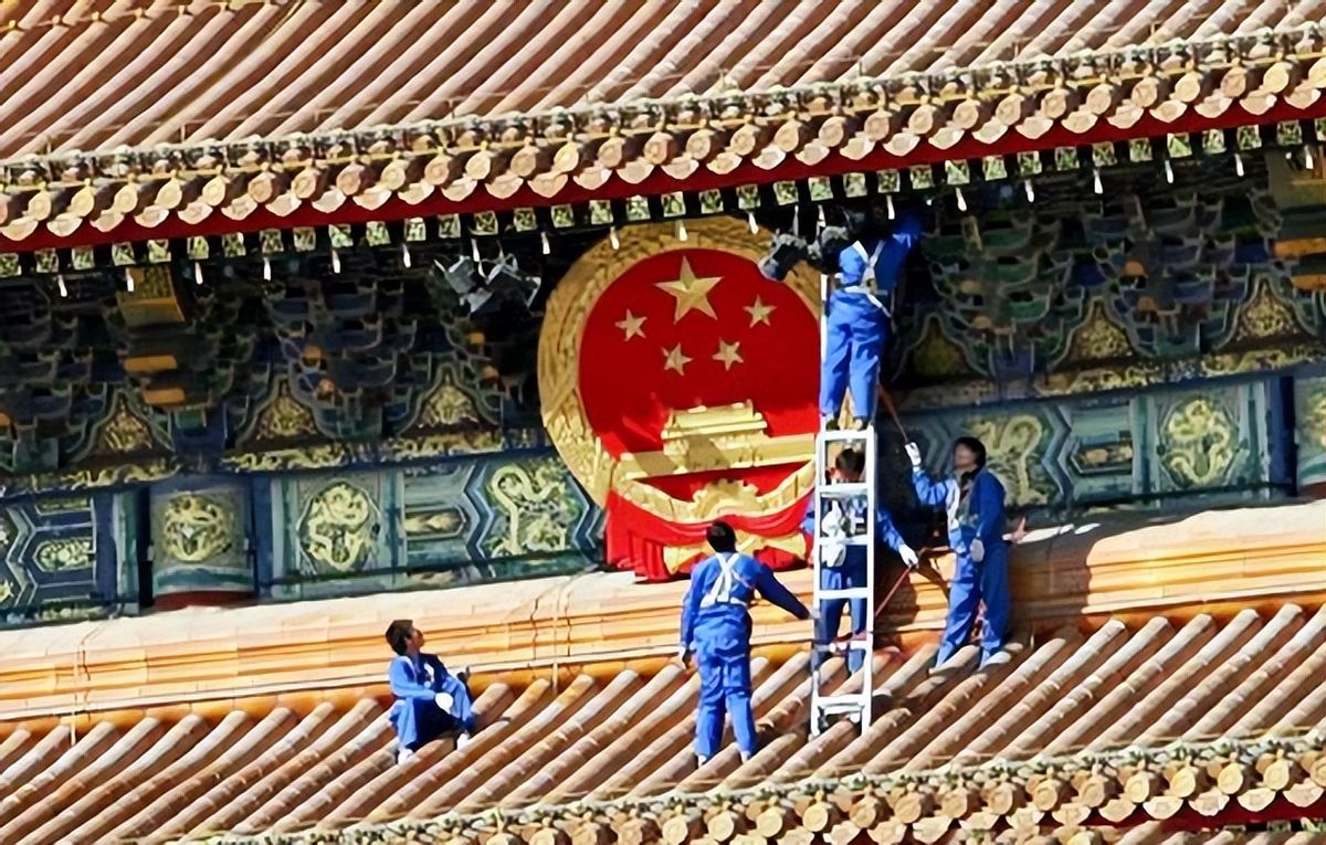 *安门天**除了毛主席画像，还悬挂着国徽，2019年曾发生过变化