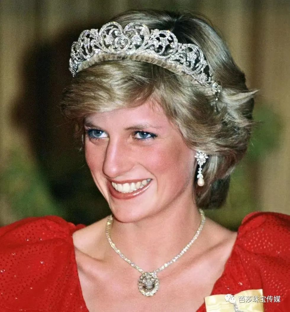 “鸽子蛋”算什么，现在婚礼上戴它才是大热门！