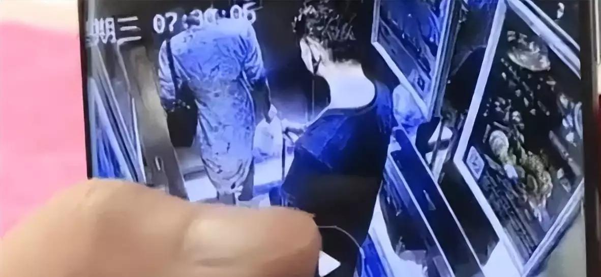 23岁空姐带同事回婚房过夜被现场捉奸!未婚夫花费百万被绿又被骗