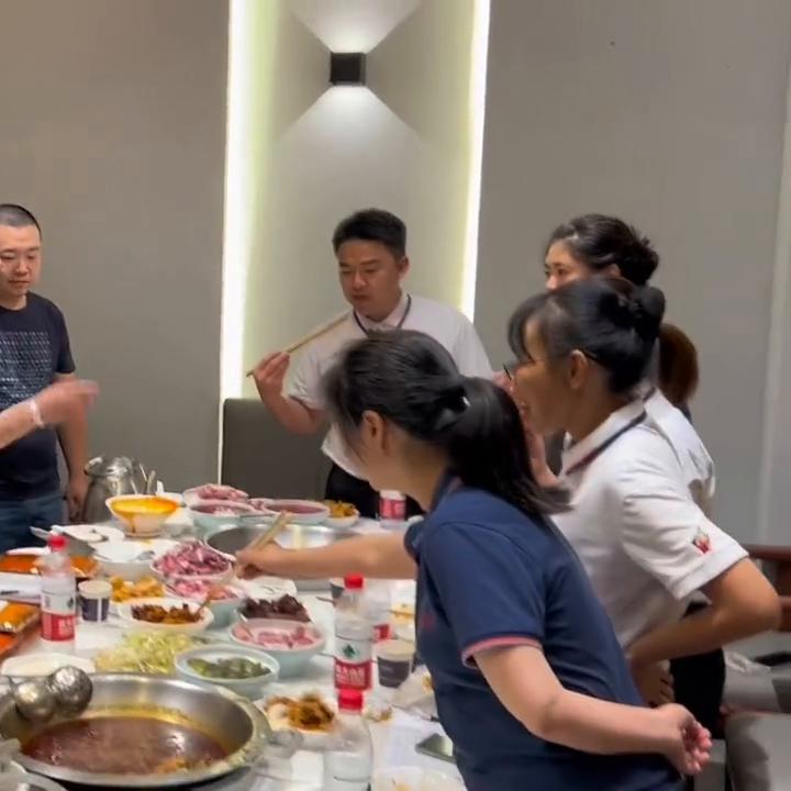 做火锅底料我们是认真的,做火锅我们是认真的