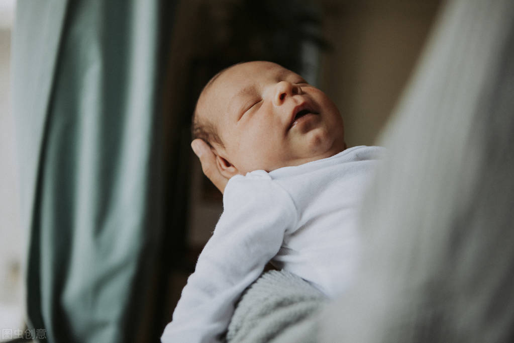 宝宝要抱着走来走去才喝奶怎么办,宝宝要抱着走来走去才睡觉