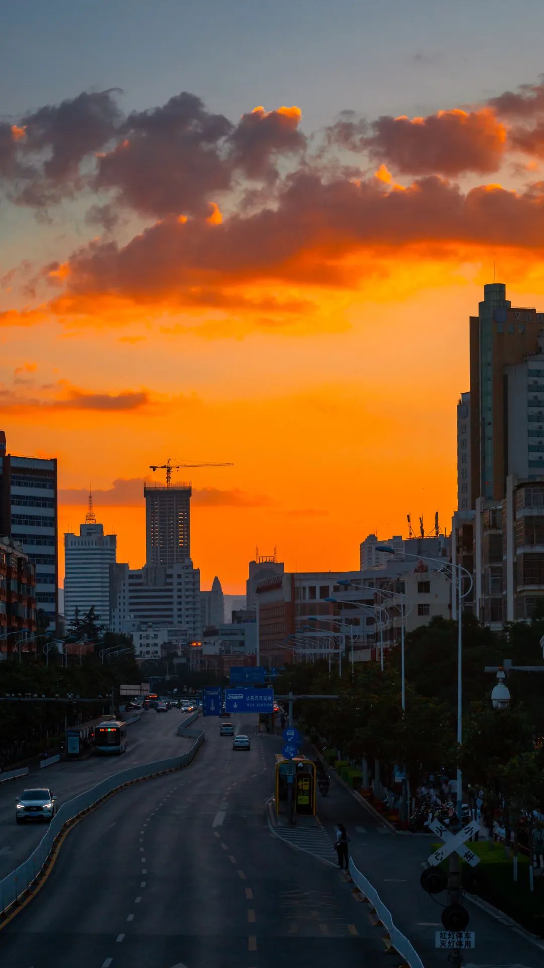 工资5000，还贷7000！昆明人的夜晚，其实比白天更忙…