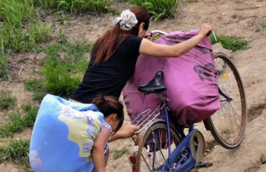 河南女子出租屋“躺平”8年,每月只花500,竟“疗愈”了自己