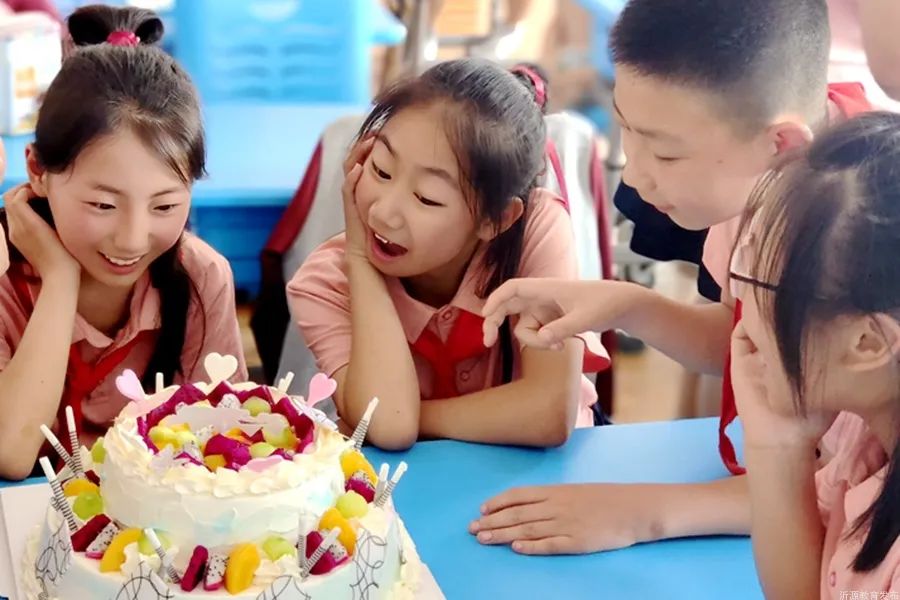 六一儿童节花儿与少年,六一儿童节花儿向阳开