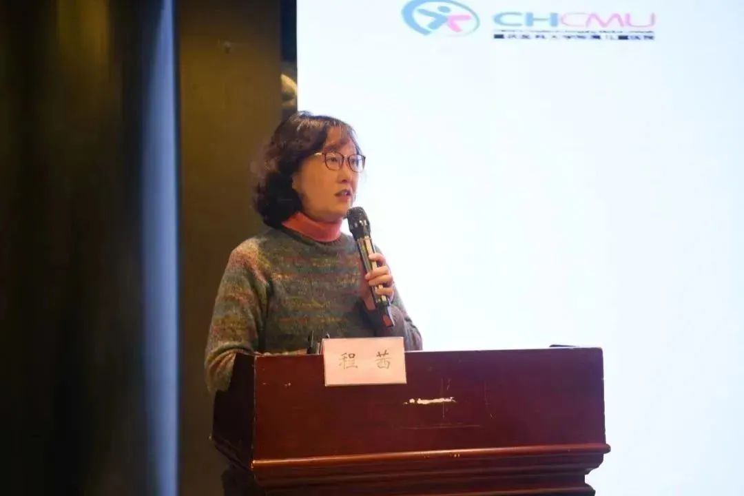 2月8、9日，重医儿院院长李秋率队到宜宾一医院开展免费诊疗活动