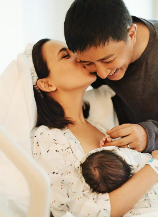 韩庚喜得五国混血宝宝，妻子亲吻其脸颊，女儿小手紧握爸爸显温馨