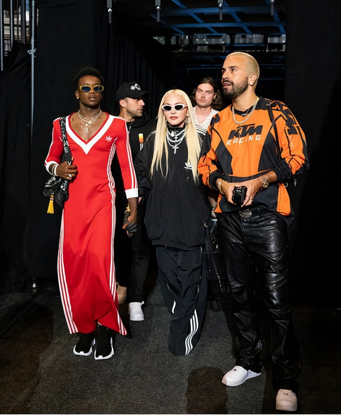 麦当娜戴粉色墨镜亮相,麦当娜穿粉色裙