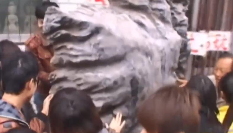 农村小伙摆地摊2天赚了一万块,老汉两元买的地摊货