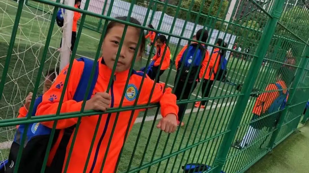 王霜武汉籍足球队,王霜参加首届校园足球联赛
